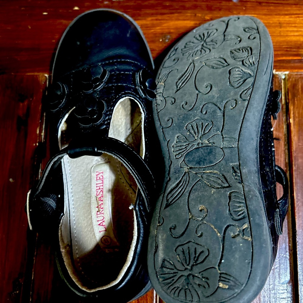 Kids flats in black. Velcro closure. Flower embellishments